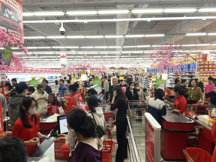 Si&ecirc;u thị đ&ocirc;ng nghẹt với h&agrave;ng ng&agrave;n người đổ về mua sắm Tết 2026 - Ảnh 2.