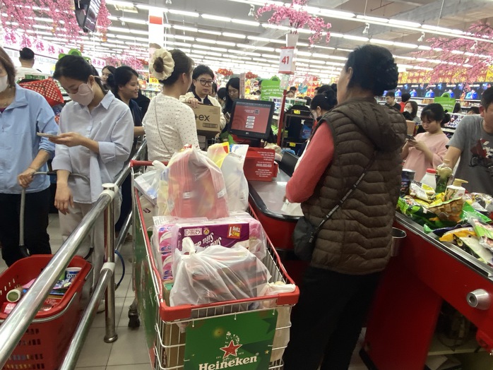 Si&ecirc;u thị đ&ocirc;ng nghẹt với h&agrave;ng ng&agrave;n người đổ về mua sắm Tết 2026 - Ảnh 4.