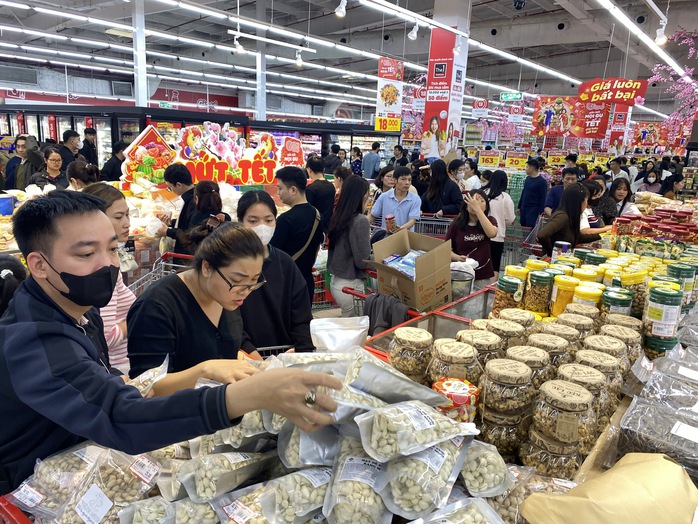 Si&ecirc;u thị đ&ocirc;ng nghẹt với h&agrave;ng ng&agrave;n người đổ về mua sắm Tết 2026 - Ảnh 7.
