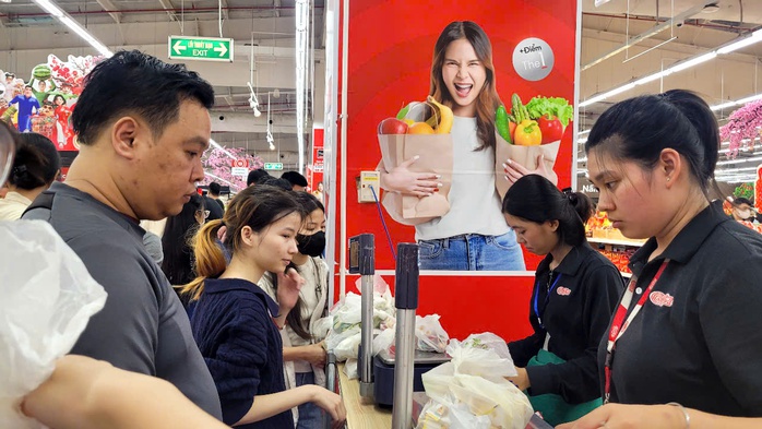 Si&ecirc;u thị đ&ocirc;ng nghẹt với h&agrave;ng ng&agrave;n người đổ về mua sắm Tết 2026 - Ảnh 5.