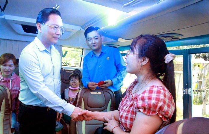 X&uacute;c động chuyến t&agrave;u, xe Xu&acirc;n chở c&ocirc;ng nh&acirc;n Đồng Nai về qu&ecirc; - Ảnh 1.