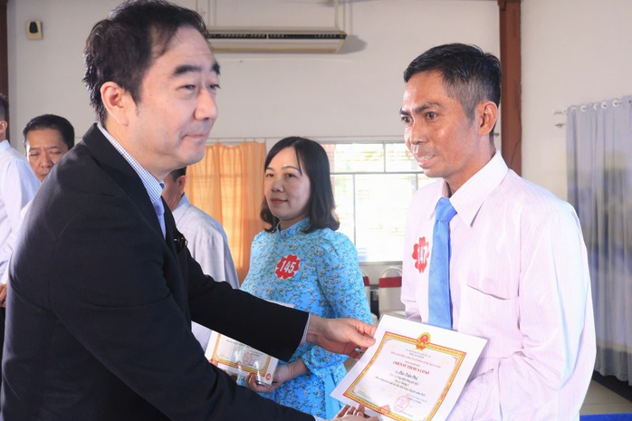 Một c&ocirc;ng ty doanh thu hơn 5.000 tỉ đồng, h&agrave;ng trăm người lao động được khen thưởng - Ảnh 3.