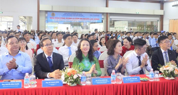 Một c&ocirc;ng ty doanh thu hơn 5.000 tỉ đồng, h&agrave;ng trăm người lao động được khen thưởng - Ảnh 1.