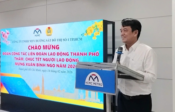 Chủ tịch LĐLĐ TPHCM động vi&ecirc;n người lao động l&agrave;m việc xuy&ecirc;n Tết - Ảnh 1.