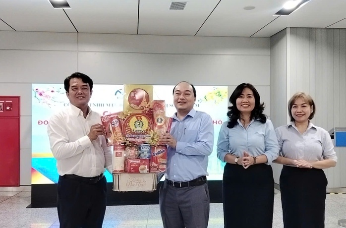 Chủ tịch LĐLĐ TPHCM động vi&ecirc;n người lao động l&agrave;m việc xuy&ecirc;n Tết - Ảnh 2.