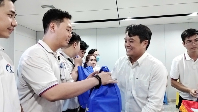 Chủ tịch LĐLĐ TPHCM động vi&ecirc;n người lao động l&agrave;m việc xuy&ecirc;n Tết - Ảnh 3.