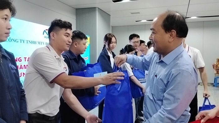 Chủ tịch LĐLĐ TPHCM động vi&ecirc;n người lao động l&agrave;m việc xuy&ecirc;n Tết - Ảnh 4.