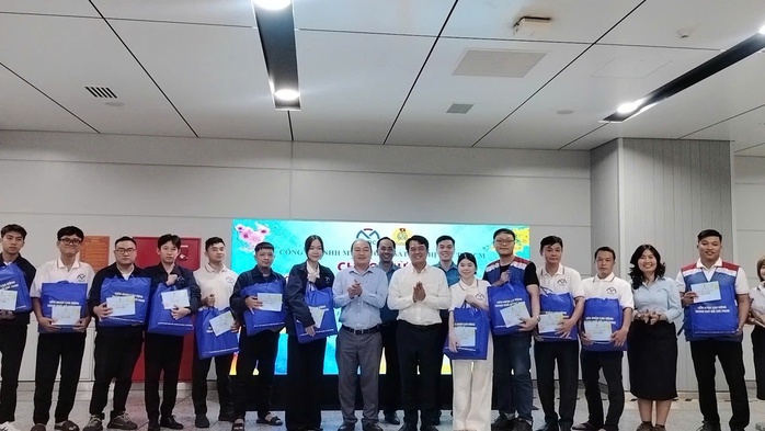 Chủ tịch LĐLĐ TPHCM động vi&ecirc;n người lao động l&agrave;m việc xuy&ecirc;n Tết - Ảnh 5.