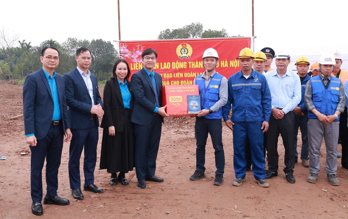 C&ocirc;ng nh&acirc;n b&aacute;m c&ocirc;ng trường trọng điểm, l&agrave;m việc xuy&ecirc;n Tết B&iacute;nh Ngọ 2026 - Ảnh 3.