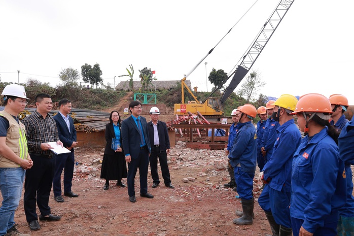 C&ocirc;ng nh&acirc;n b&aacute;m c&ocirc;ng trường trọng điểm, l&agrave;m việc xuy&ecirc;n Tết B&iacute;nh Ngọ 2026 - Ảnh 2.