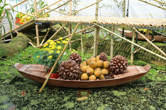 Người d&acirc;n th&iacute;ch th&uacute; check-in tại đường hoa nghệ thuật Cần Thơ trong đ&ecirc;m khai mạc - Ảnh 5.