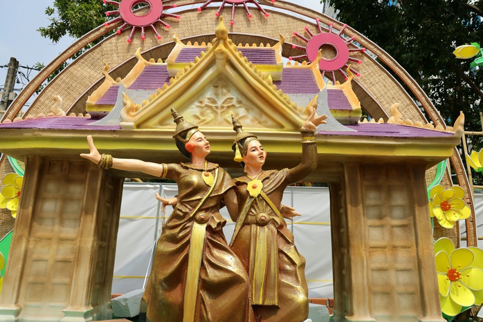 Người d&acirc;n th&iacute;ch th&uacute; check-in tại đường hoa nghệ thuật Cần Thơ trong đ&ecirc;m khai mạc - Ảnh 4.