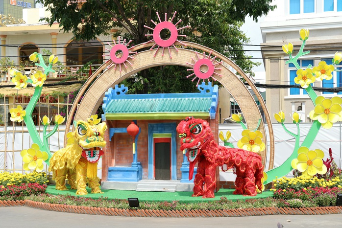 Người d&acirc;n th&iacute;ch th&uacute; check-in tại đường hoa nghệ thuật Cần Thơ trong đ&ecirc;m khai mạc - Ảnh 6.