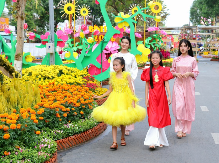 Người d&acirc;n th&iacute;ch th&uacute; check-in tại đường hoa nghệ thuật Cần Thơ trong đ&ecirc;m khai mạc - Ảnh 9.