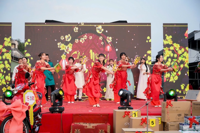 Nhiều hoạt động vui Tết &yacute; nghĩa cho người lao động - Ảnh 1.