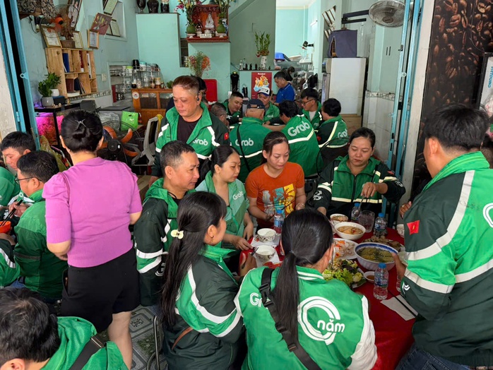 Bữa cơm tất niên của gần 300 tài xế xe công nghệ - Ảnh 3.