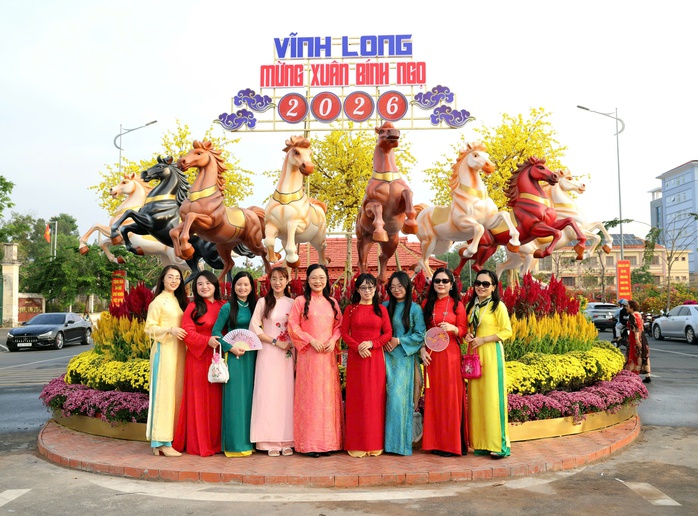Ngắm linh vật ngựa oai phong tại đường hoa Xuân Vĩnh Long 2026 - Ảnh 3. Ngắm linh vật ngựa oai phong tại đường hoa Xuân Vĩnh Long 2026 - Ảnh 3.