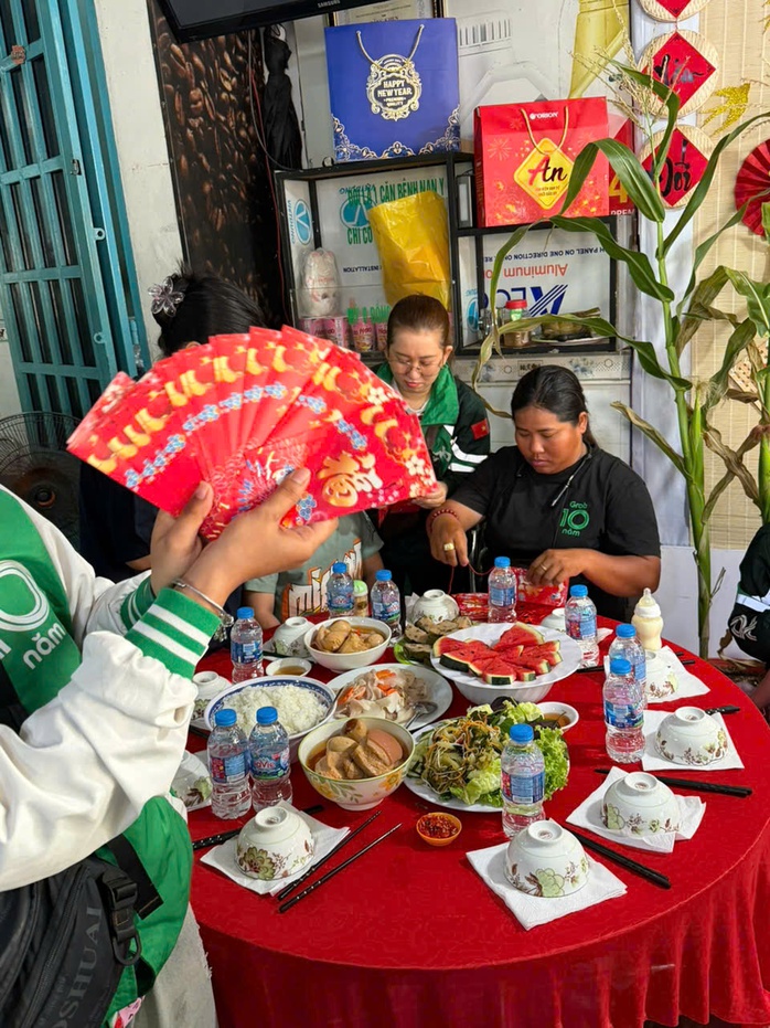 Bữa cơm tất niên của gần 300 tài xế xe công nghệ - Ảnh 2.