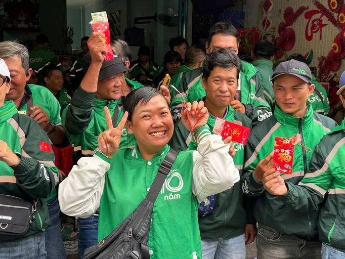 Bữa cơm tất niên của gần 300 tài xế xe công nghệ - Ảnh 1.