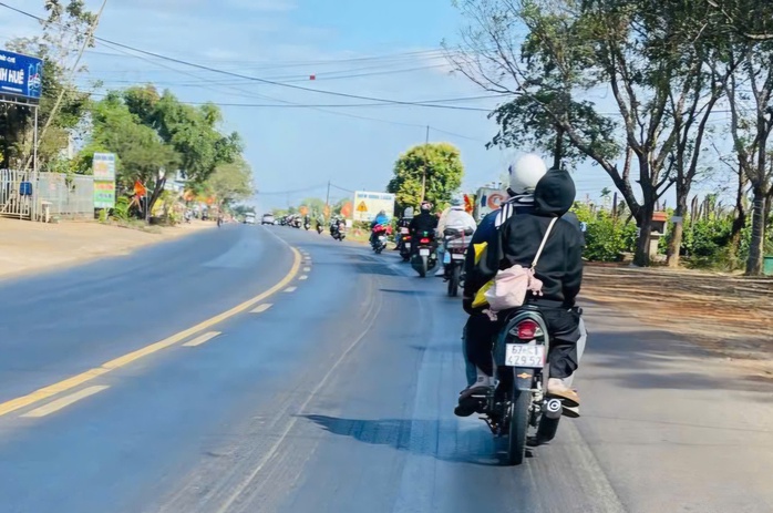 Gi&uacute;p nhau về qu&ecirc; bằng xe m&aacute;y an to&agrave;n dịp Tết - Ảnh 2.