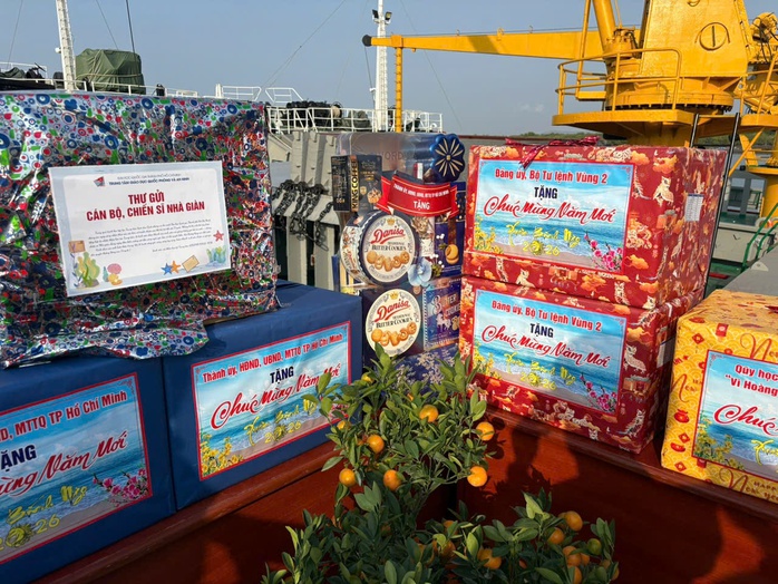 Mang Xuân ra nhà giàn DK1 - Ảnh 1.