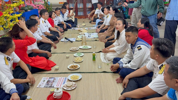 Mang Xuân ra nhà giàn DK1 - Ảnh 2.