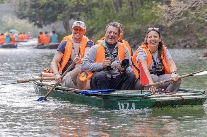 Nhiều điểm du lịch nổi tiếng ở Ninh B&igrave;nh "nghỉ Tết" - Ảnh 1.