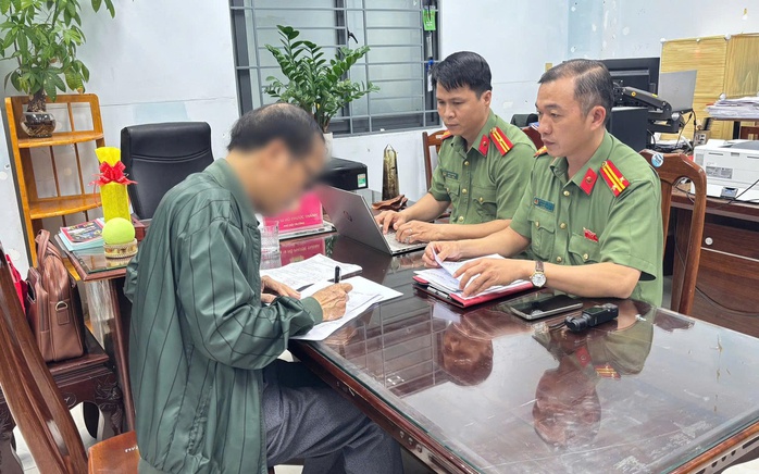 Đăng ảnh cổng ch&agrave;o Tết bị chỉnh sửa bằng AI, người đ&agrave;n &ocirc;ng bị phạt 7,5 triệu đồng - Ảnh 2.