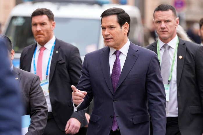 Mỹ bất ngờ &ocirc;n h&ograve;a, ch&acirc;u &Acirc;u cảnh gi&aacute;c - Ảnh 1.