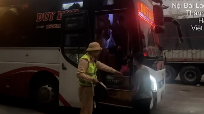 &Ocirc; t&ocirc; chở qu&aacute; số người: T&agrave;i xế bị phạt hơn 187 triệu đồng v&igrave; nhồi nh&eacute;t kh&aacute;ch - Ảnh 1.