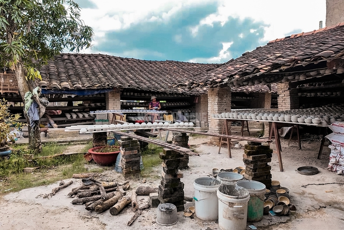 VIDEO: Những người &ldquo;giữ lửa&rdquo; cuối c&ugrave;ng ở l&ograve; ch&eacute;n T&acirc;n Phước Kh&aacute;nh - Ảnh 1.