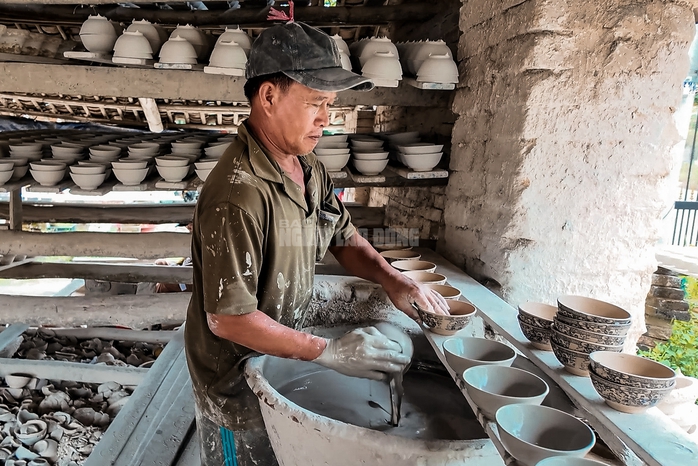 VIDEO: Những người &ldquo;giữ lửa&rdquo; cuối c&ugrave;ng ở l&ograve; ch&eacute;n T&acirc;n Phước Kh&aacute;nh - Ảnh 2.