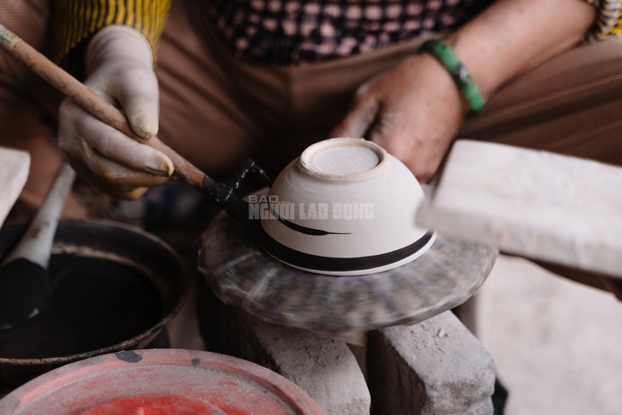 VIDEO: Những người &ldquo;giữ lửa&rdquo; cuối c&ugrave;ng ở l&ograve; ch&eacute;n T&acirc;n Phước Kh&aacute;nh - Ảnh 11.