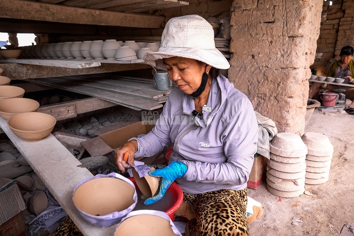 VIDEO: Những người &ldquo;giữ lửa&rdquo; cuối c&ugrave;ng ở l&ograve; ch&eacute;n T&acirc;n Phước Kh&aacute;nh - Ảnh 12.