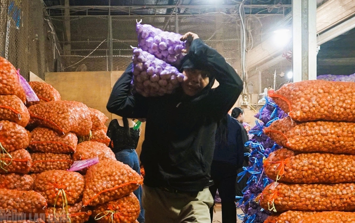 Mưu sinh xuy&ecirc;n đ&ecirc;m ở chợ đầu mối lớn nhất Thanh H&oacute;a ng&agrave;y cận Tết - Ảnh 6.