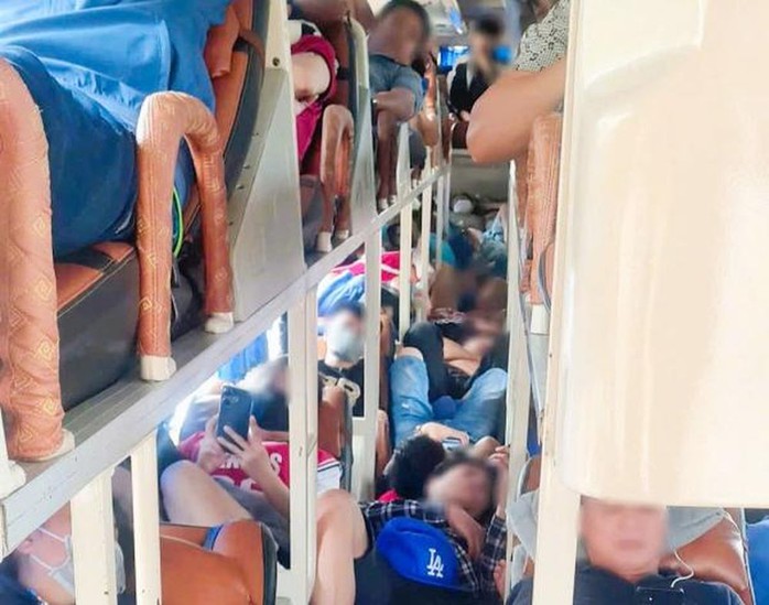 Xe khách bị phạt nặng vì nhồi nhét khách về quê ăn Tết - Ảnh 1.
