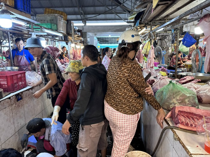 Gi&aacute; heo hơi h&ocirc;m nay, 15-2: Gi&aacute; thịt heo bật tăng l&ecirc;n 300.000 đồng/kg - Ảnh 1.