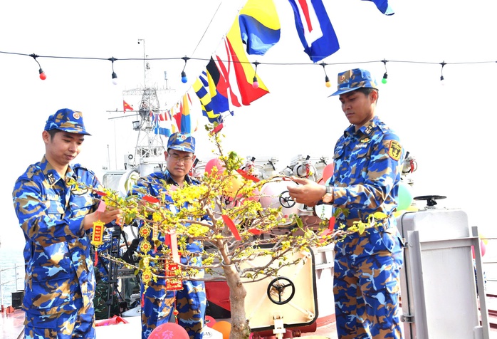 Sắc xu&acirc;n tr&ecirc;n boong t&agrave;u giữa Ấn Độ Dương - Ảnh 1.