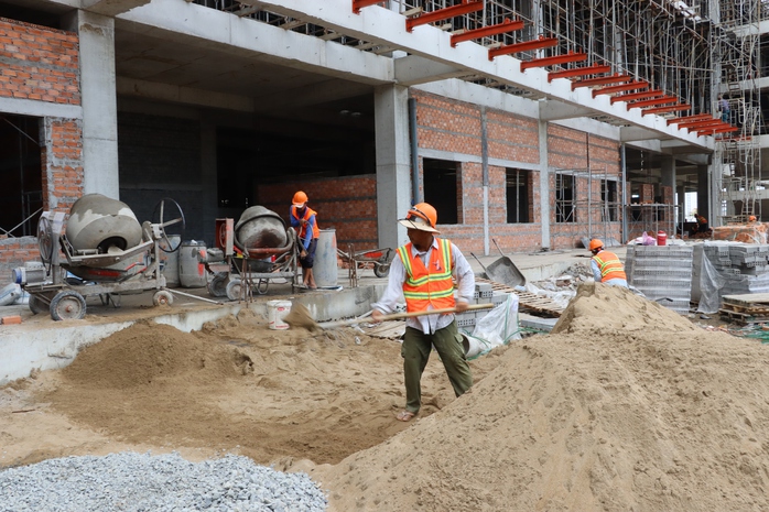 VIDEO: Công nhân làm việc xuyên Tết trên công trình hơn 3.300 tỉ - Ảnh 1.