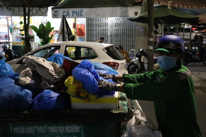 VIDEO: Tết của những c&ocirc;ng nh&acirc;n vệ sinh m&ocirc;i trường - Ảnh 2.