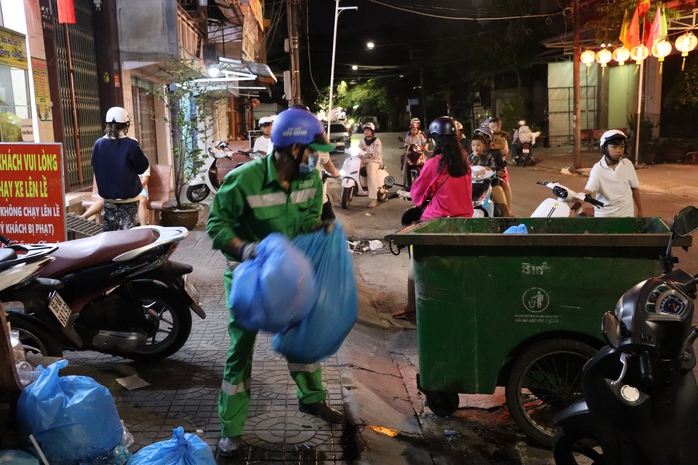 VIDEO: Tết của những c&ocirc;ng nh&acirc;n vệ sinh m&ocirc;i trường - Ảnh 3.