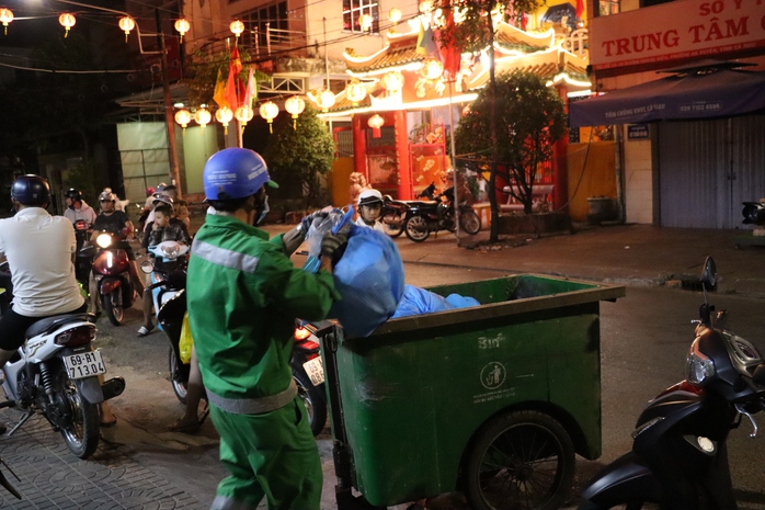 VIDEO: Tết của những c&ocirc;ng nh&acirc;n vệ sinh m&ocirc;i trường - Ảnh 4.