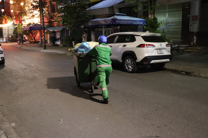 VIDEO: Tết của những c&ocirc;ng nh&acirc;n vệ sinh m&ocirc;i trường - Ảnh 5.