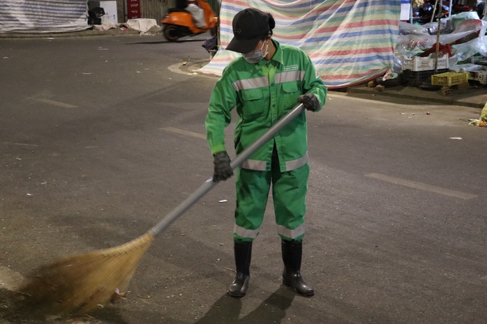 VIDEO: Tết của những c&ocirc;ng nh&acirc;n vệ sinh m&ocirc;i trường - Ảnh 8.