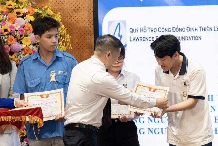 B&agrave;i 2: Học bổng 1&1: Gom y&ecirc;u thương, thắp s&aacute;ng ước mơ giảng đường - Ảnh 1.