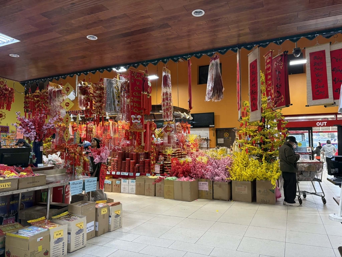 Người Việt đ&oacute;n Tết 2026: Vui sum vầy, lo thắt chặt chi ti&ecirc;u - Ảnh 5.