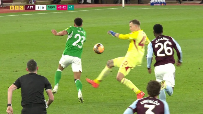 Cận cảnh tấm thẻ đỏ “điên rồ” của thủ môn Aston Villa - Ảnh 3.