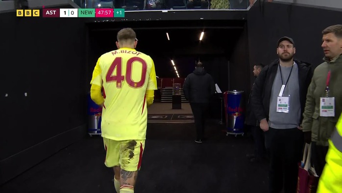 Cận cảnh tấm thẻ đỏ “điên rồ” của thủ môn Aston Villa - Ảnh 5.