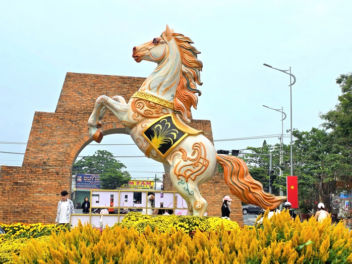 Ngắm linh vật ngựa oai phong tại đường hoa Xuân Vĩnh Long 2026 - Ảnh 1. Ngắm linh vật ngựa oai phong tại đường hoa Xuân Vĩnh Long 2026 - Ảnh 1.
