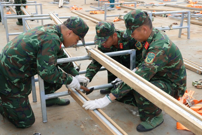 CLIP: Cận cảnh trận địa ph&aacute;o hoa tầm cao sẵn s&agrave;ng thắp s&aacute;ng bầu trời Cần Thơ trong đ&ecirc;m giao thừa - Ảnh 3.